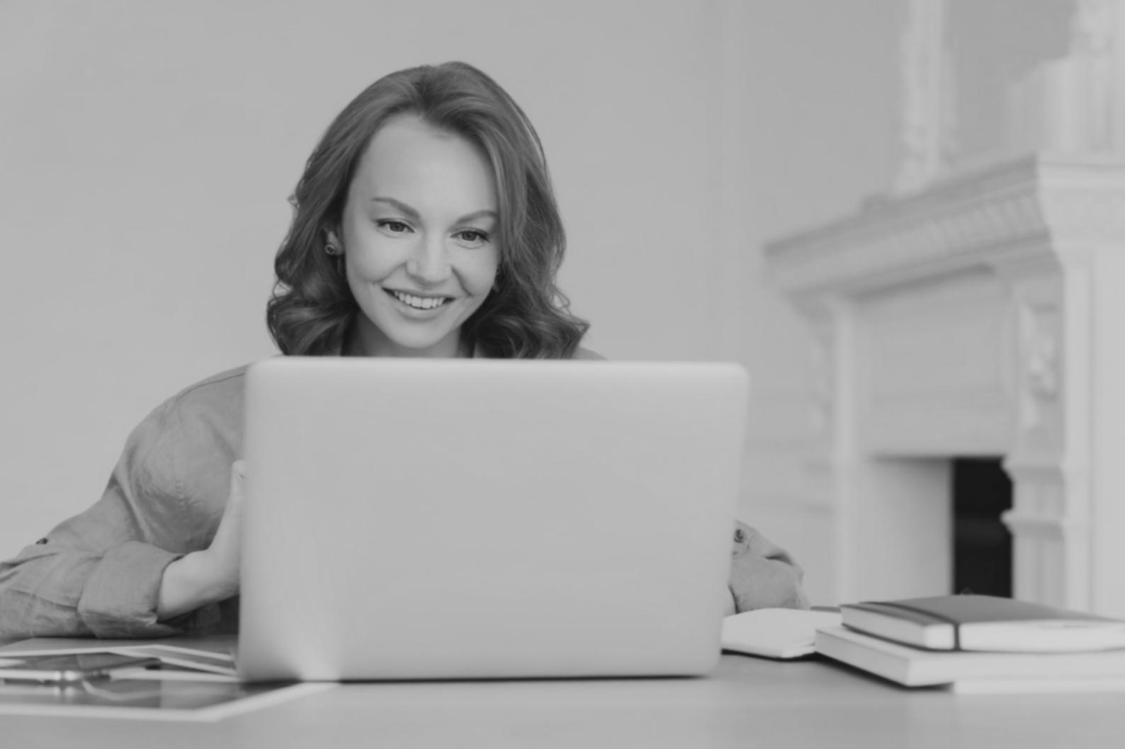 Person arbeitet konzentriert an Finanzanalysen und Budgetplanung